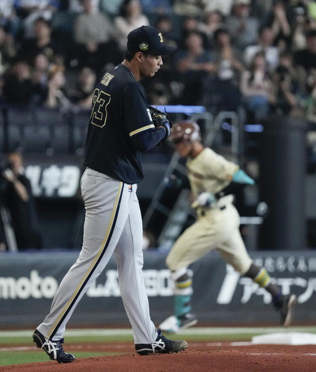 1回、日本ハム・万波（奥）に4者連続となる本塁打を浴びたオリックス先発の佐藤一。1死も取れず降板した＝エスコンフィールド（共同）