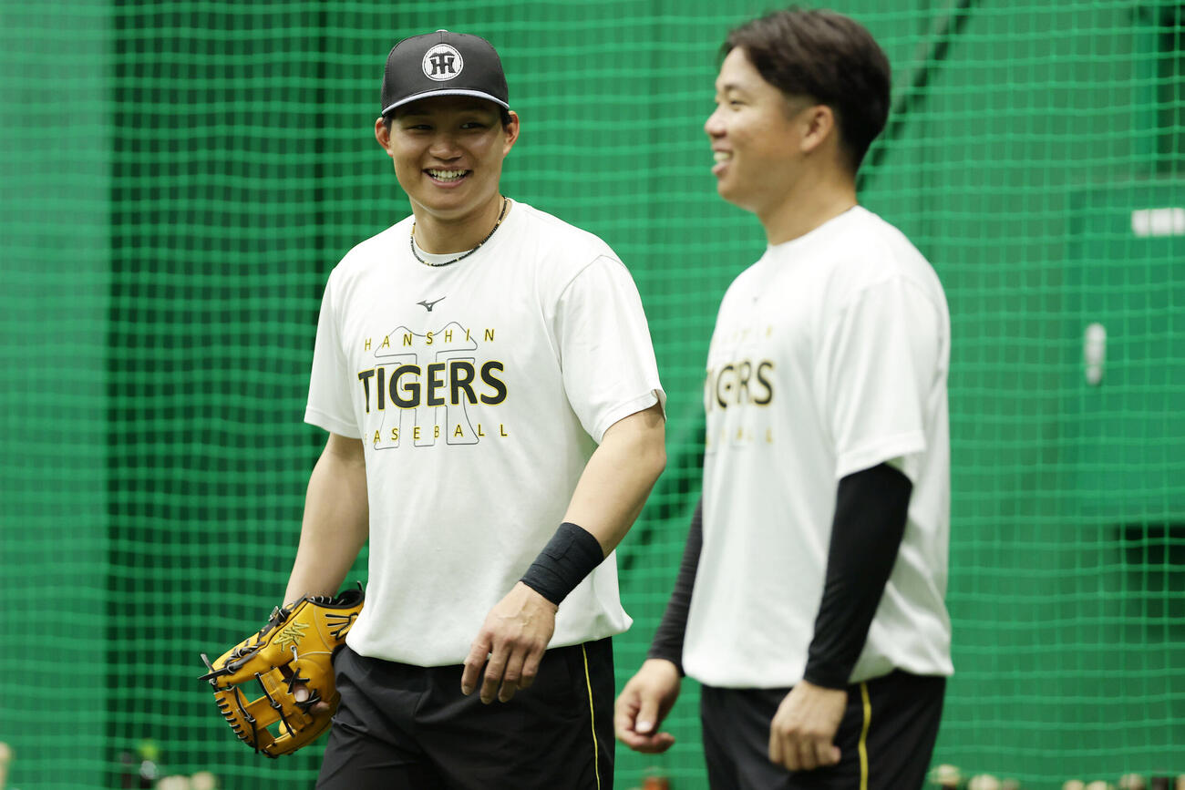 阪神対広島　笑顔で練習に臨む阪神森下翔太。右は村上頌樹（撮影・前田充）