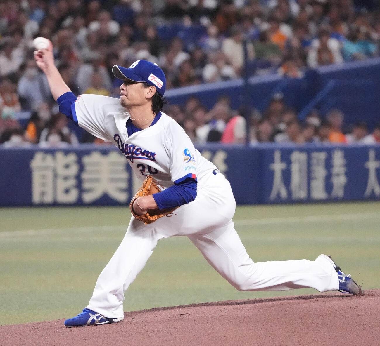 中日対巨人　1回表、登板する中日先発の涌井秀章（撮影・森本幸一）