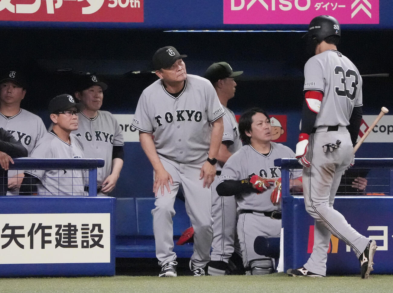中日対巨人　7回表終了、橋上秀樹監督代行（中央）は選手交代を告げる（撮影・森本幸一）