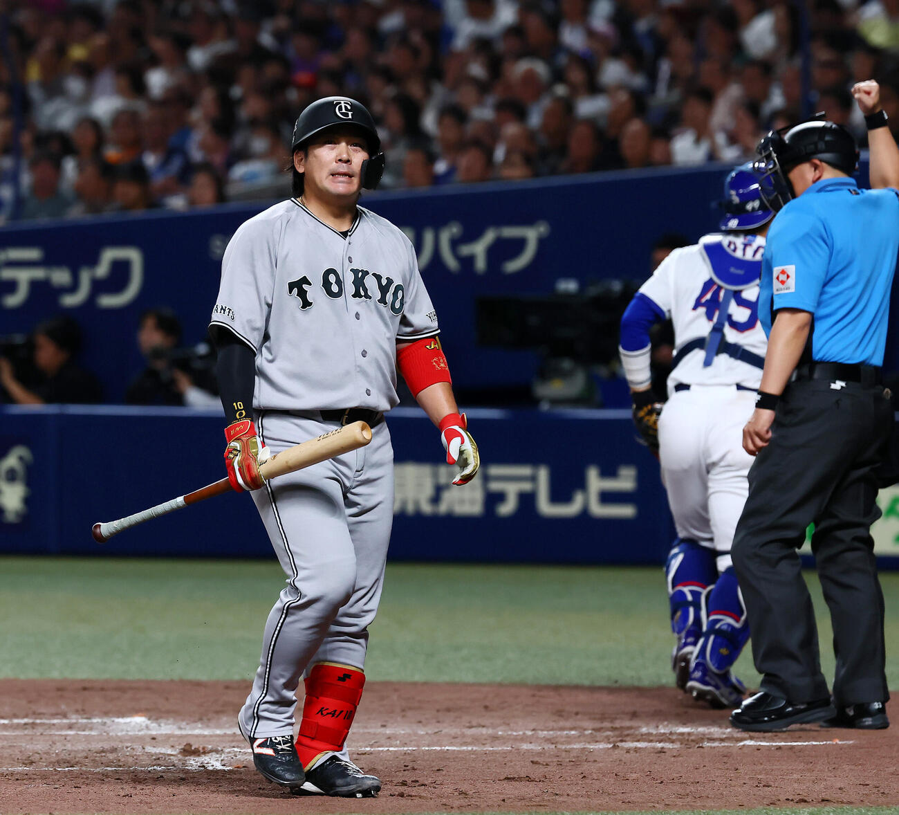 中日対巨人　2回表巨人2死一塁、三振に倒れる甲斐拓也（撮影・加藤哉）