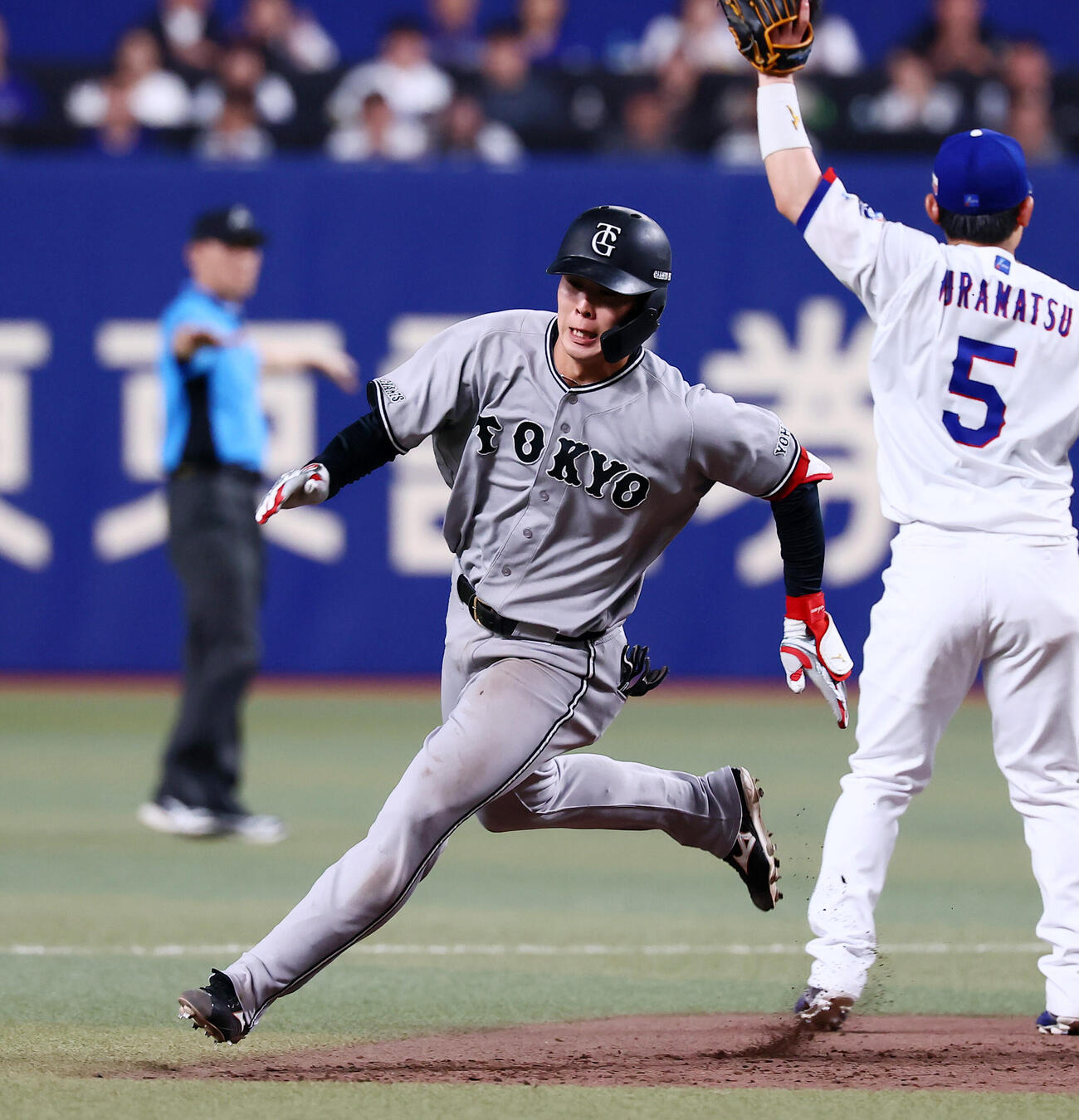 中日対巨人　5回表巨人1死、小浜佑斗は右越え三塁打を放つ（撮影・加藤哉）