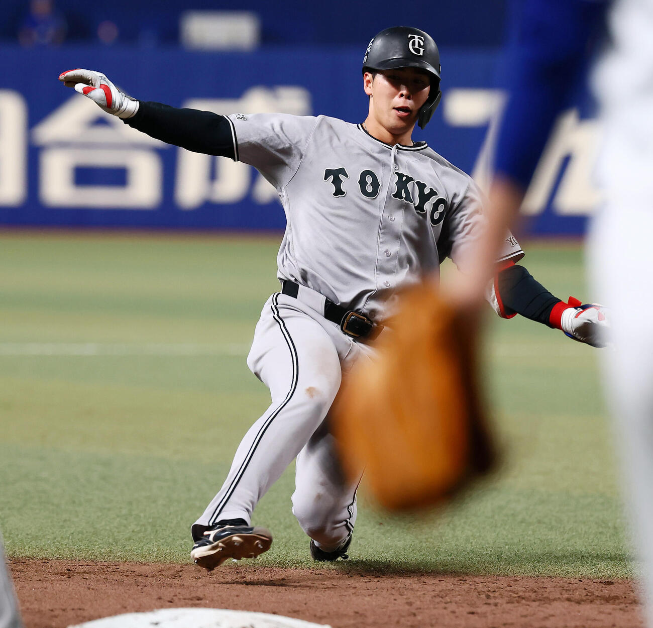中日対巨人　5回表巨人1死、小浜佑斗は右越え三塁打を放つ（撮影・加藤哉）