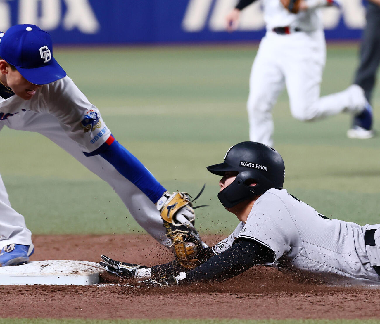 中日対巨人　5回表巨人1死三塁、三走小浜佑斗は打者甲斐拓也のとき離塁から帰塁する（撮影・加藤哉）
