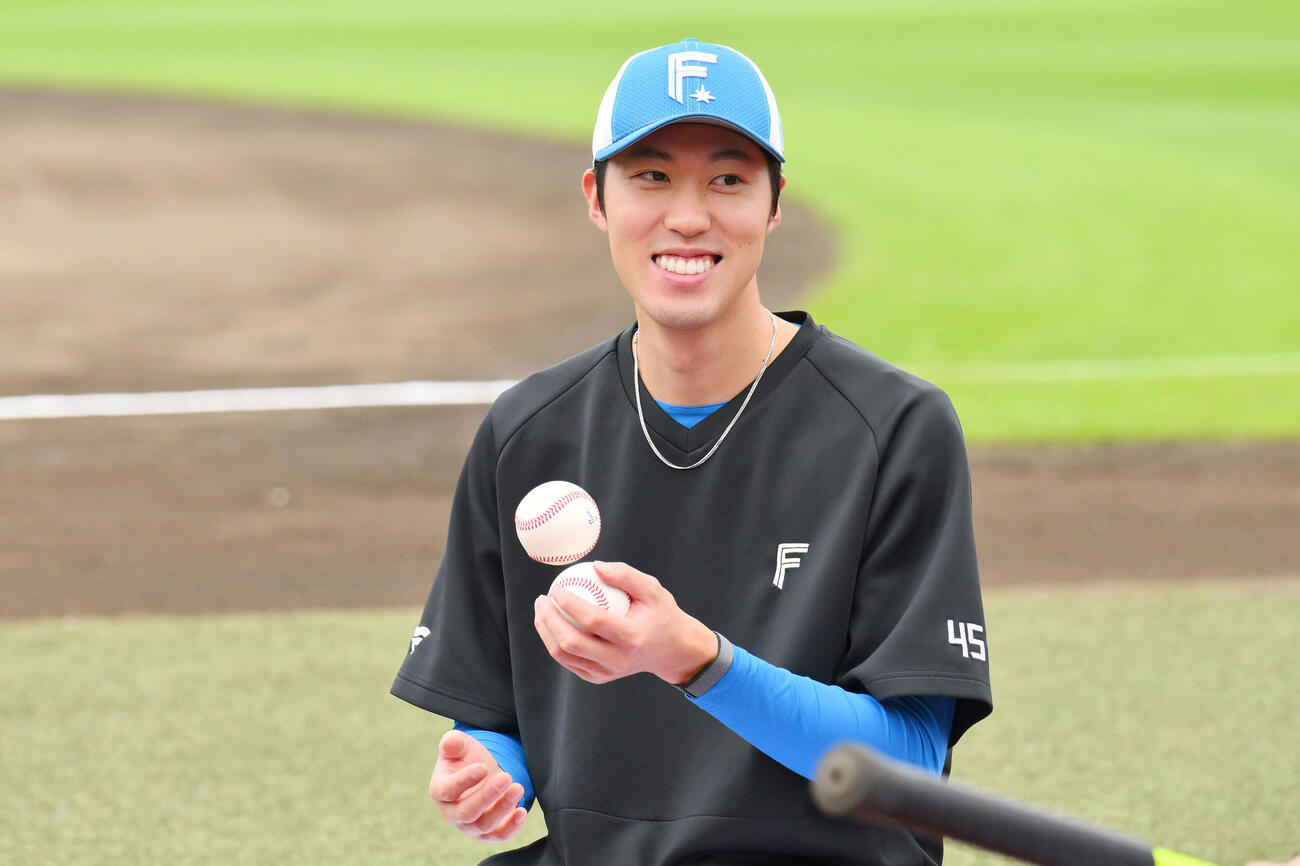 楽天対日本ハム　試合前練習で笑顔を見せる日本ハム福島蓮（撮影・滝沢徹郎）