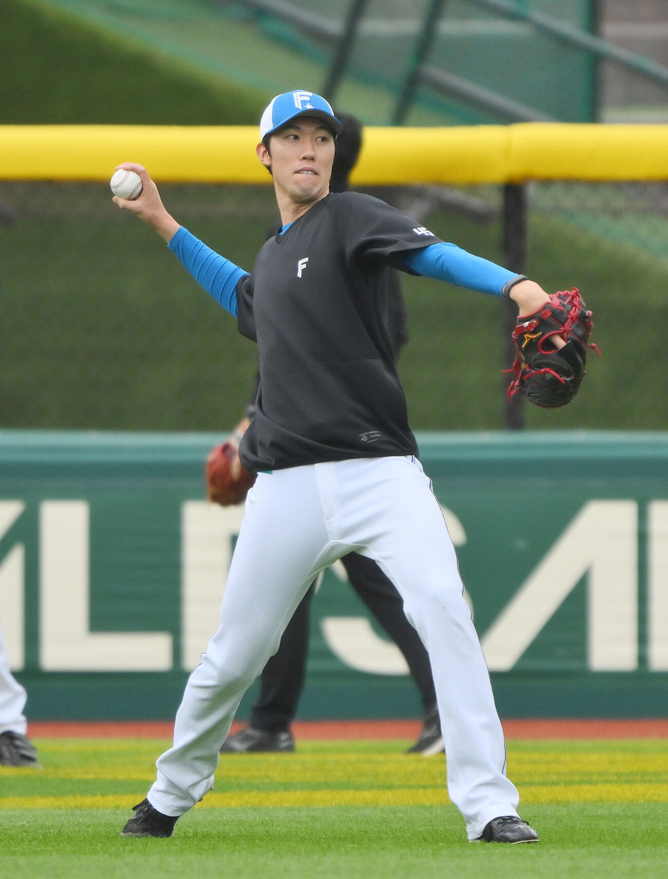 楽天対日本ハム　試合前練習で調整する日本ハム福島蓮（撮影・滝沢徹郎）