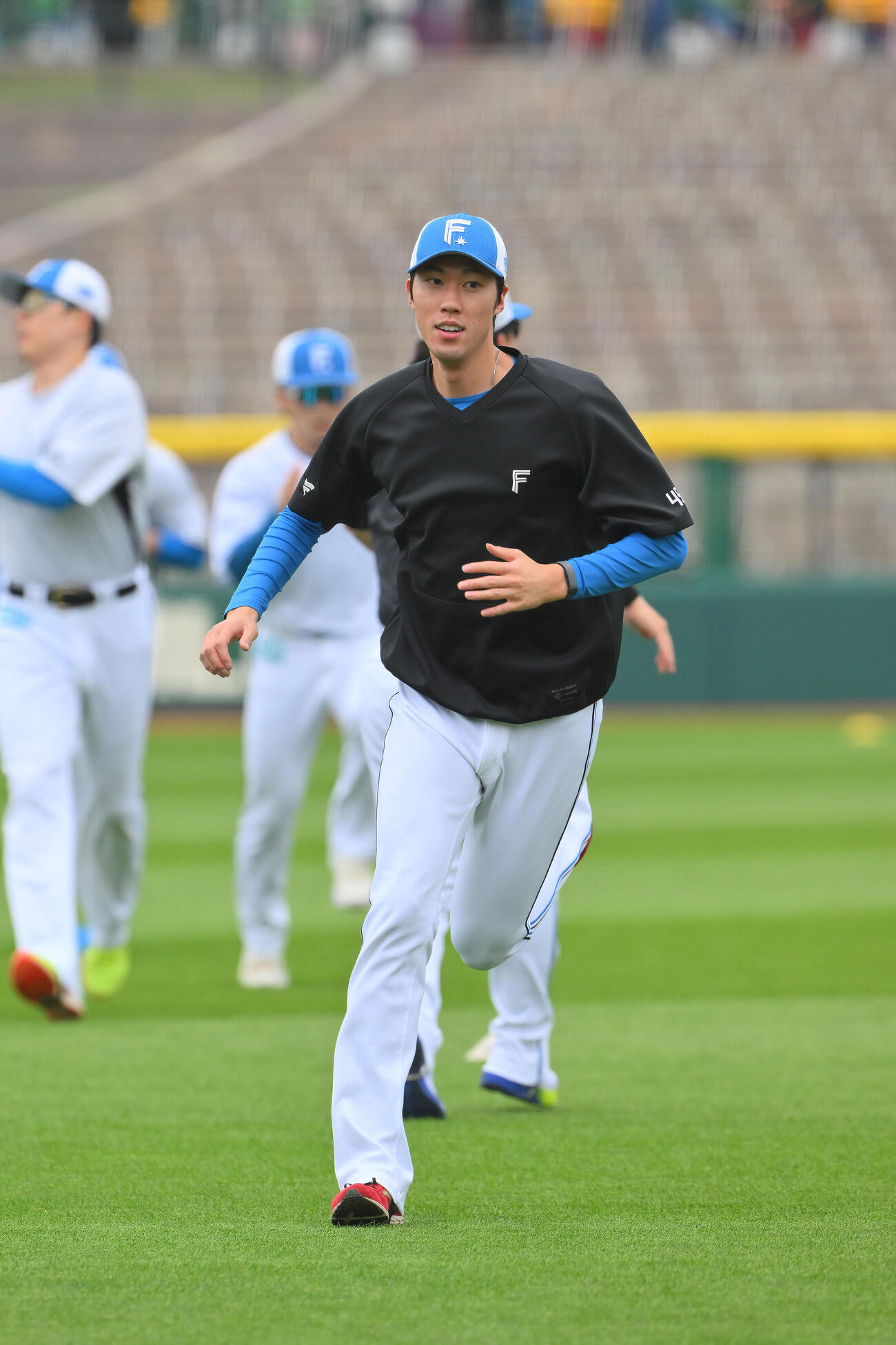 楽天対日本ハム　試合前練習で調整する日本ハム福島蓮（撮影・滝沢徹郎）