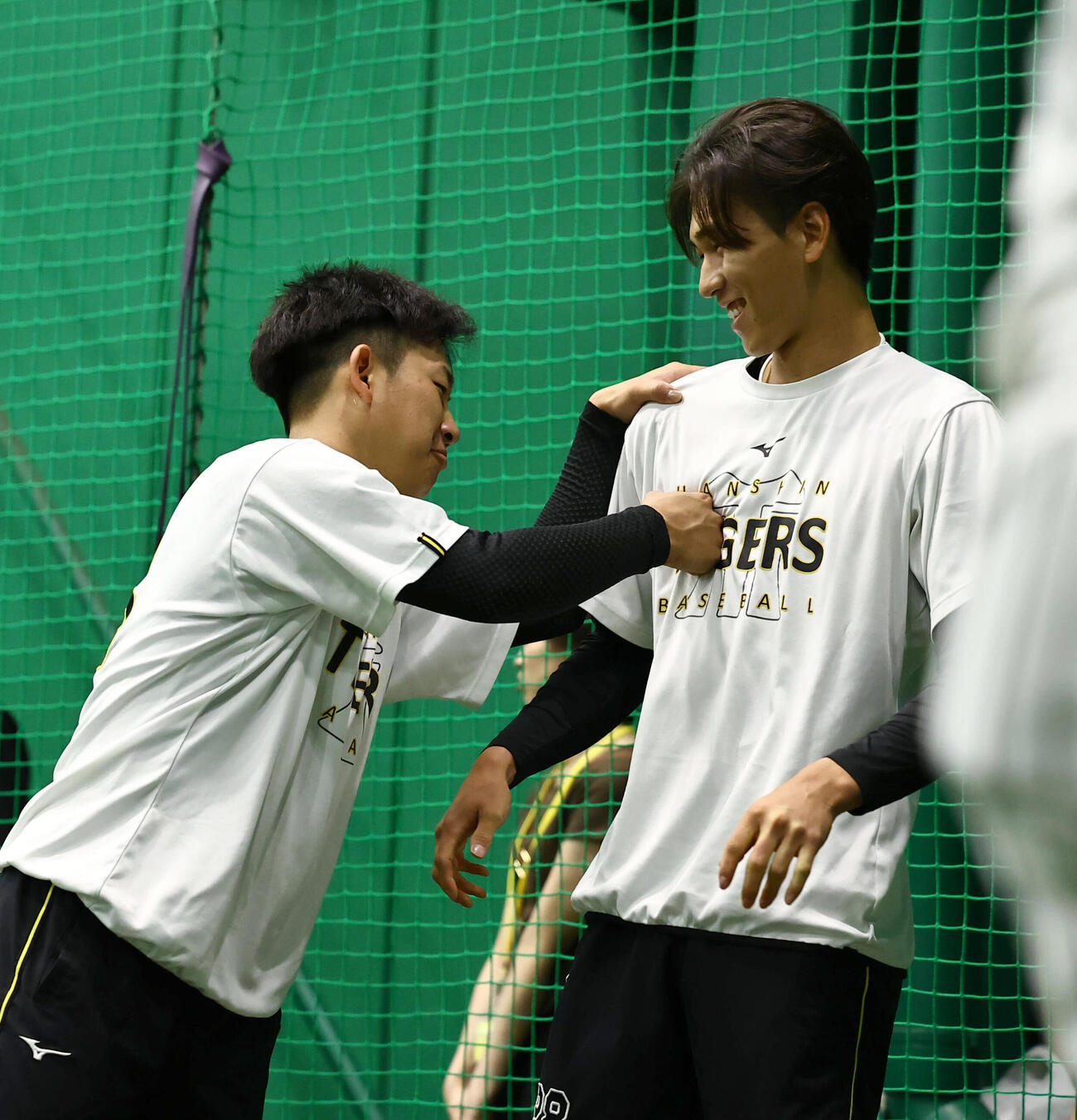阪神対広島　今朝丸裕喜（右）にパンチを見舞う伊原陵人（撮影・上田博志）