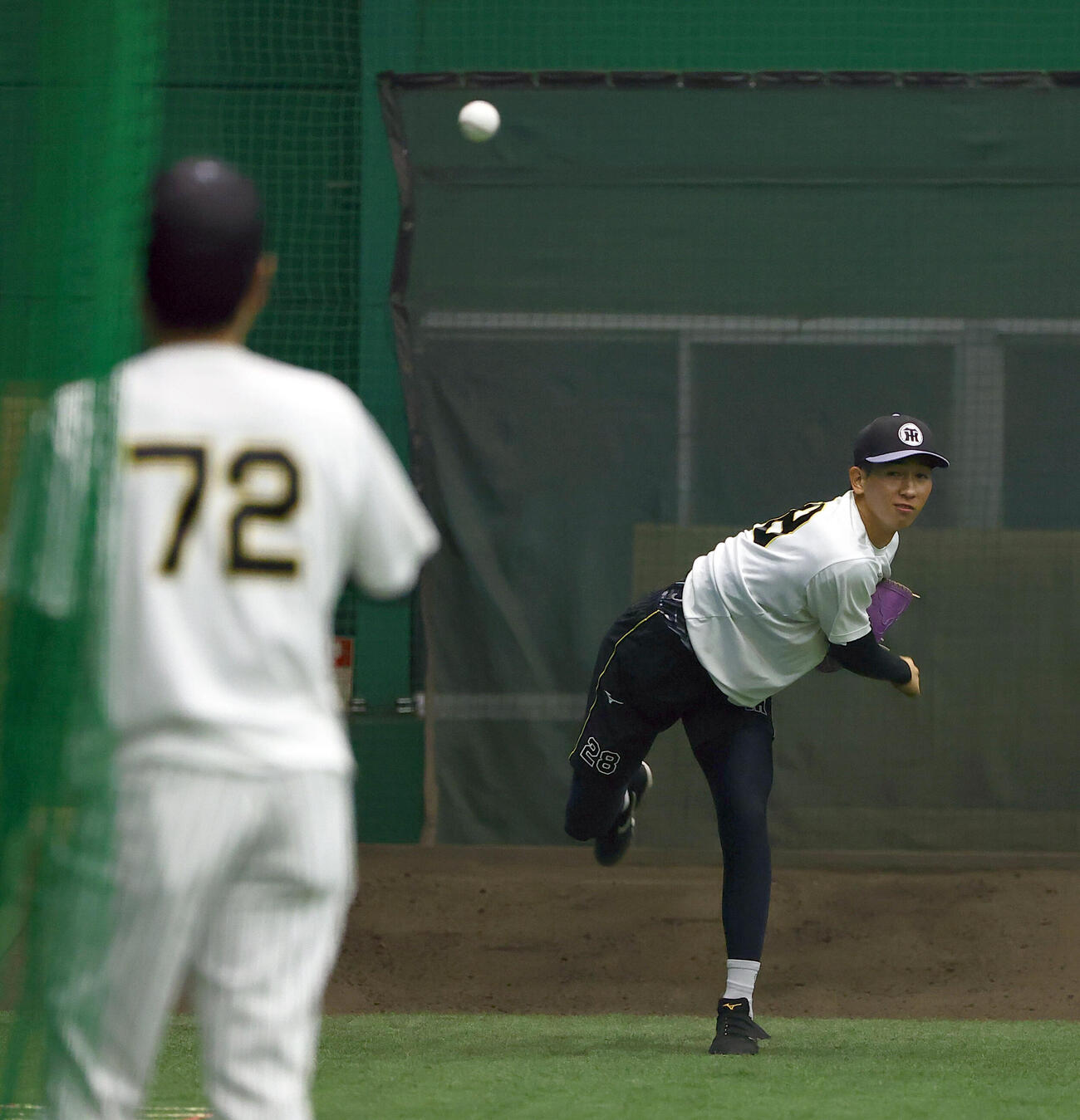 阪神対広島　江草仁貴コーチ（左）とキャッチボールをする今朝丸裕喜（撮影・上田博志）