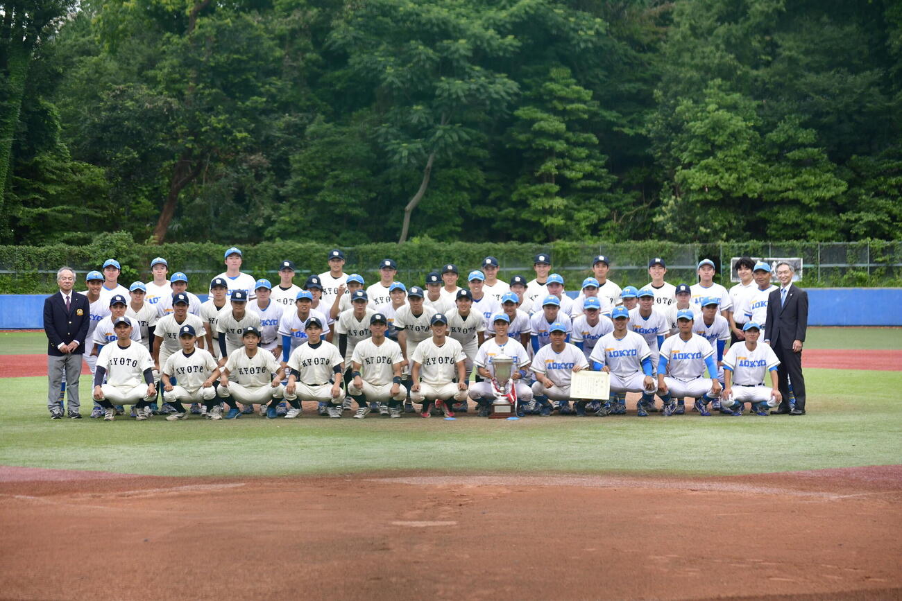東大球場で行われた東大と京大の定期戦「双青（そうせい）戦」後にはグラウンドで両校の選手らが記念写真に加わった（撮影・平山連）