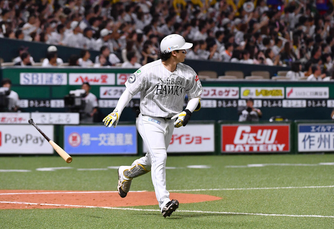 ソフトバンク対ロッテ　9回裏ソフトバンク1死、正木智也は左越え本塁打を放つ（撮影・岩下翔太）