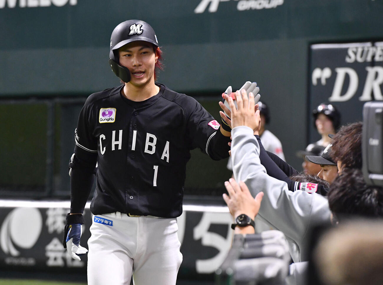ソフトバンク対ロッテ　1回表ロッテ無死、右中間へ先制本塁打を放ち、ナインとタッチを交わす藤原恭大（撮影・岩下翔太）