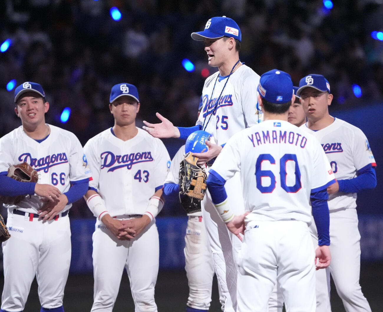 中日対巨人　試合終了、円陣中央でナインに言葉をかける石川昂弥（撮影・森本幸一）