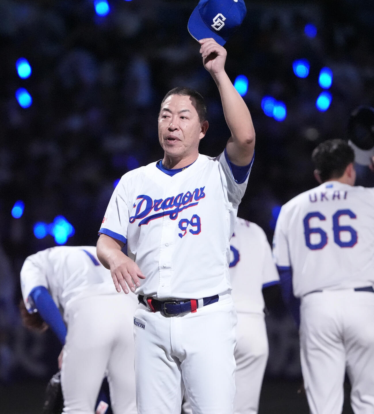 中日対巨人　試合終了、スタンドの声援に応える井上一樹監督（撮影・森本幸一）