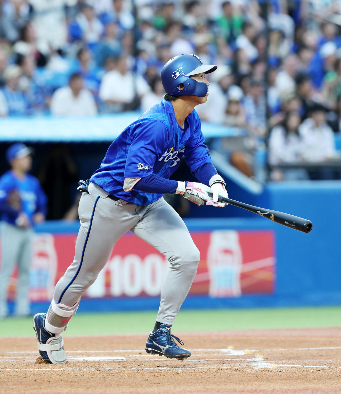 ヤクルト対DeNA 2回表DeNA2死一塁、梶原昂希は2点本塁打を放つ（撮影・鈴木正人）