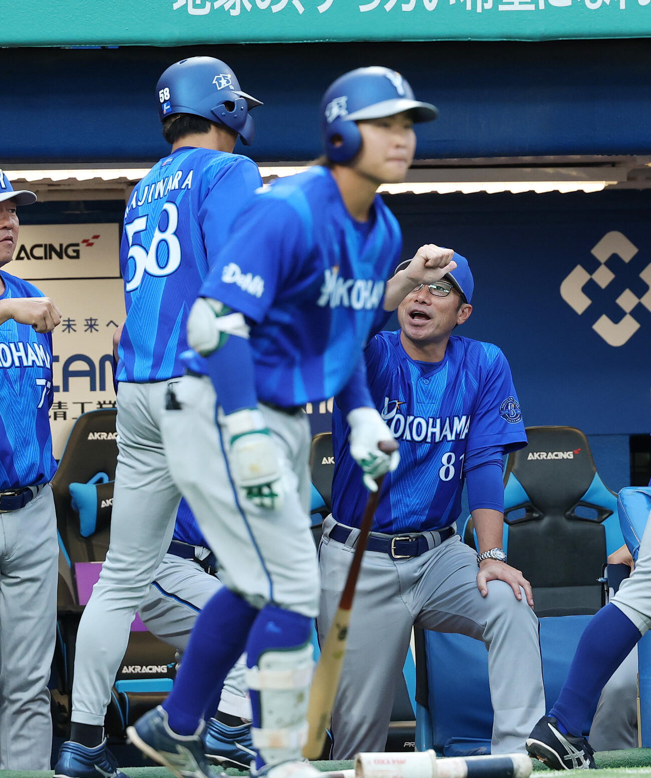 ヤクルト対DeNA 2回表DeNA2死一塁、梶原昂希（左）の2点本塁打を迎える相川亮二監督（撮影・鈴木正人）