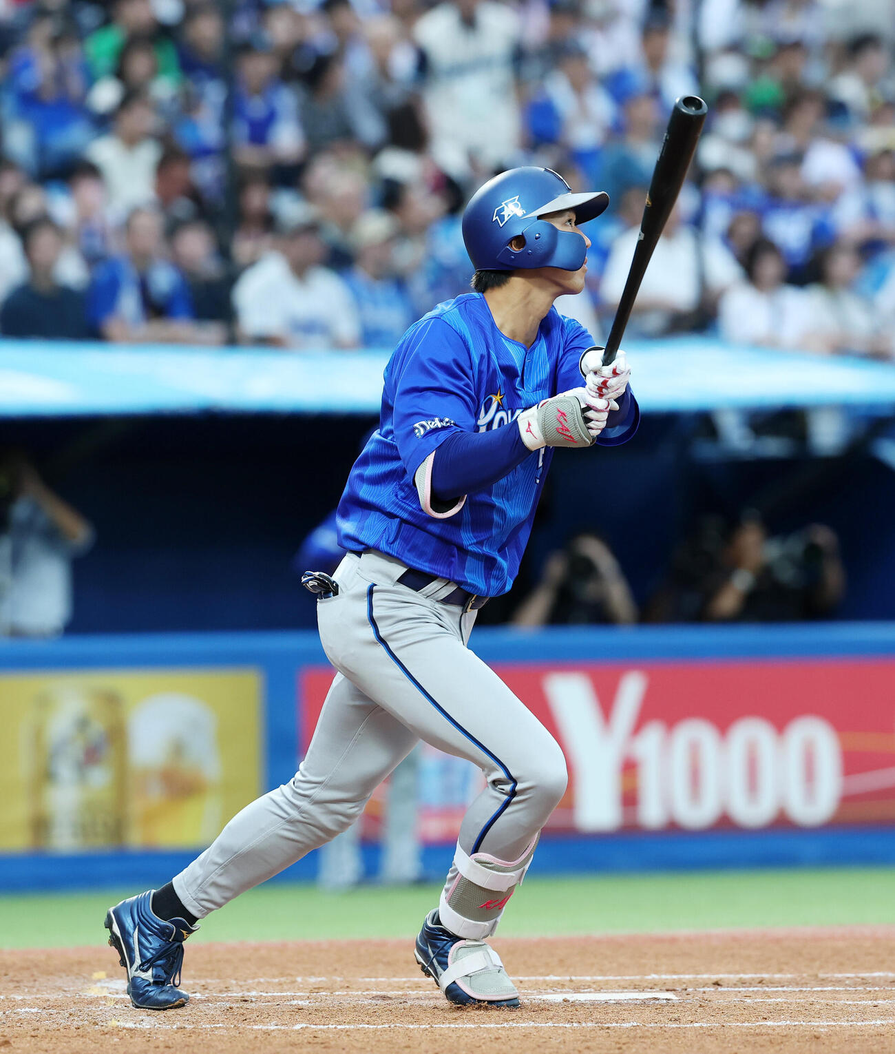 ヤクルト対DeNA 2回表DeNA2死一塁、梶原昂希は2点本塁打を放つ（撮影・鈴木正人）