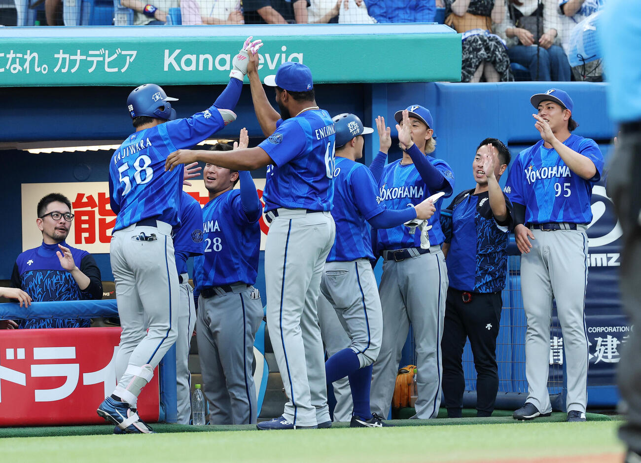 ヤクルト対DeNA 2回表DeNA2死一塁、梶原昂希（左）の2点本塁打を迎える選手たち（撮影・鈴木正人）