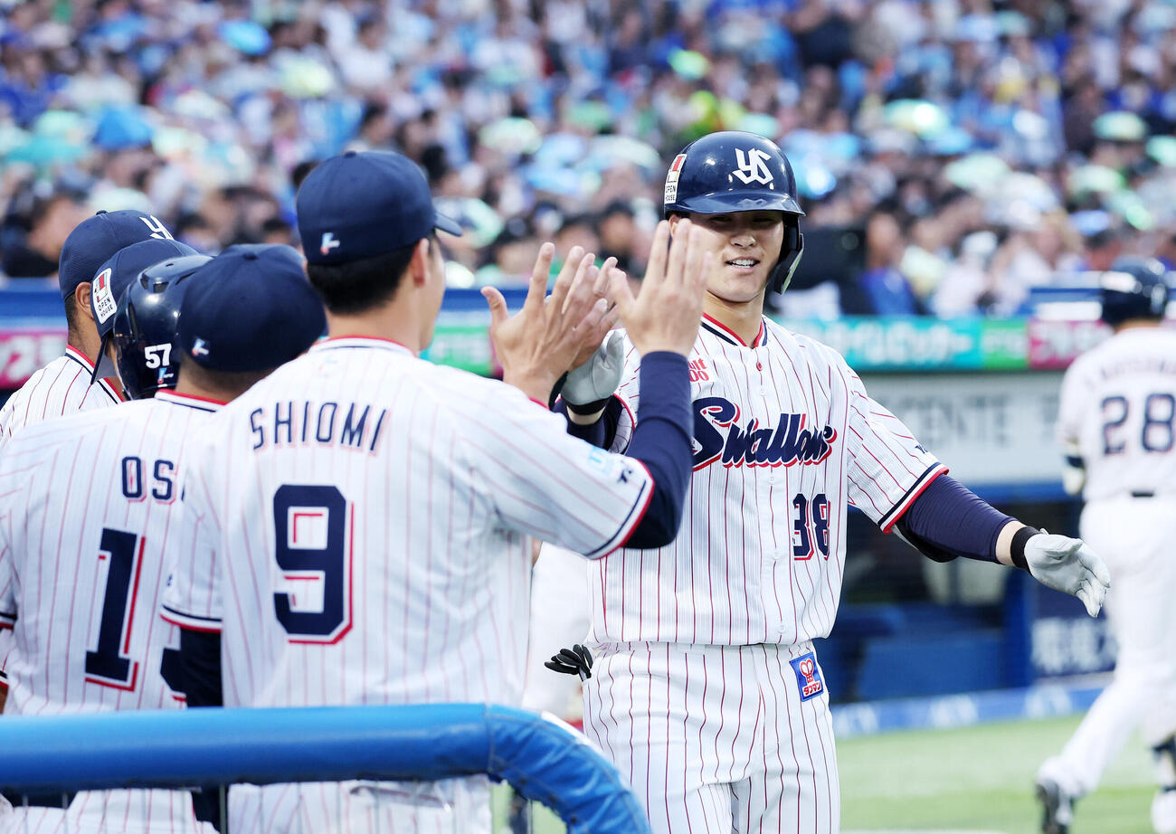 ヤクルト対DeNA 3回裏ヤクルト無死、石井巧（右）は本塁打を放ちベンチ前でナインとタッチ（撮影・鈴木正人）