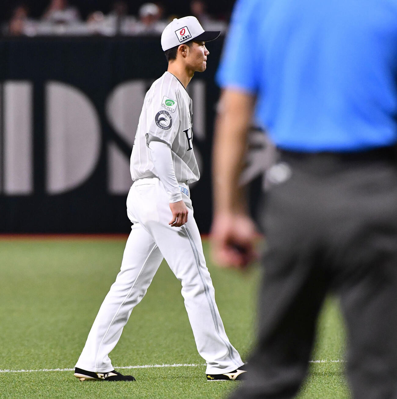 ソフトバンク対ロッテ　2回表ロッテ2死一、二塁、友杉篤輝の遊ゴロで野選し満塁とした庄子雄大（撮影・岩下翔太）