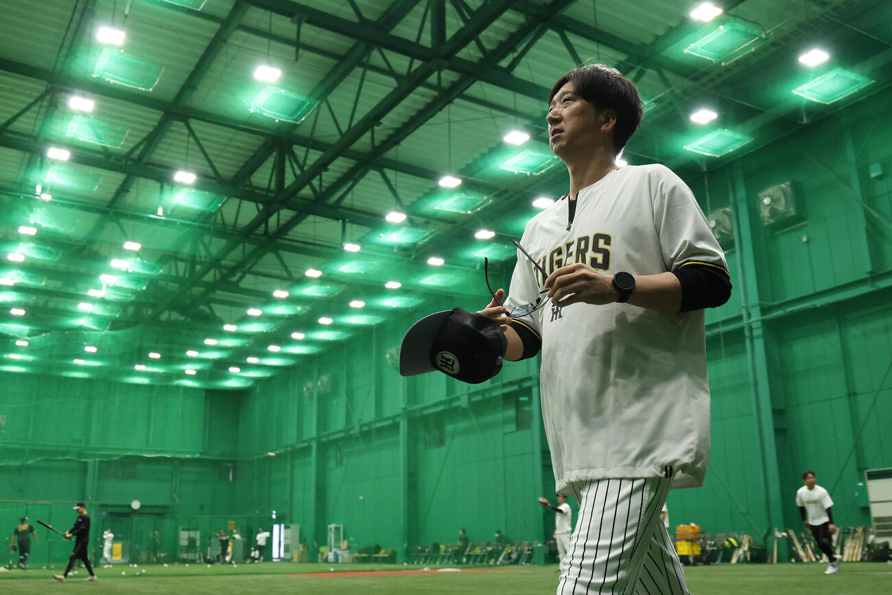阪神対広島　練習を見守る阪神藤川球児監督（撮影・前田充）