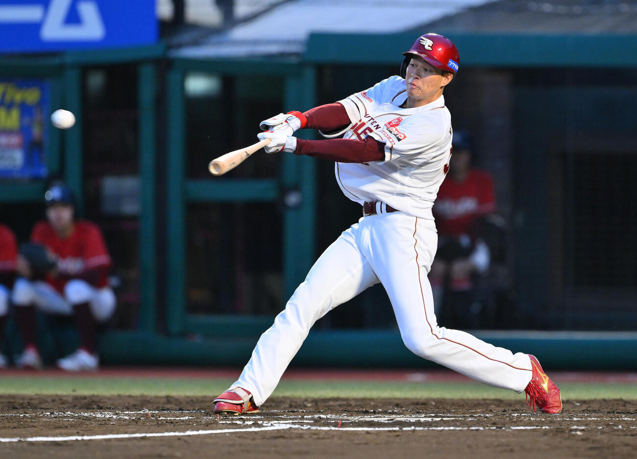 楽天対日本ハム　3回裏楽天無死一、二塁、中島大輔は先制適時二塁打を放つ（撮影・滝沢徹郎）