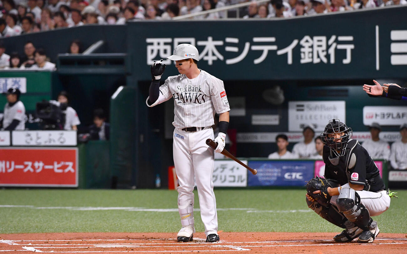 ソフトバンク対ロッテ　1回裏ソフトバンク1死一、二塁、ファンからハッピーバースデーの曲が流される間の投球を待ったサム・ロングに一礼する栗原陵矢（撮影・岩下翔太）