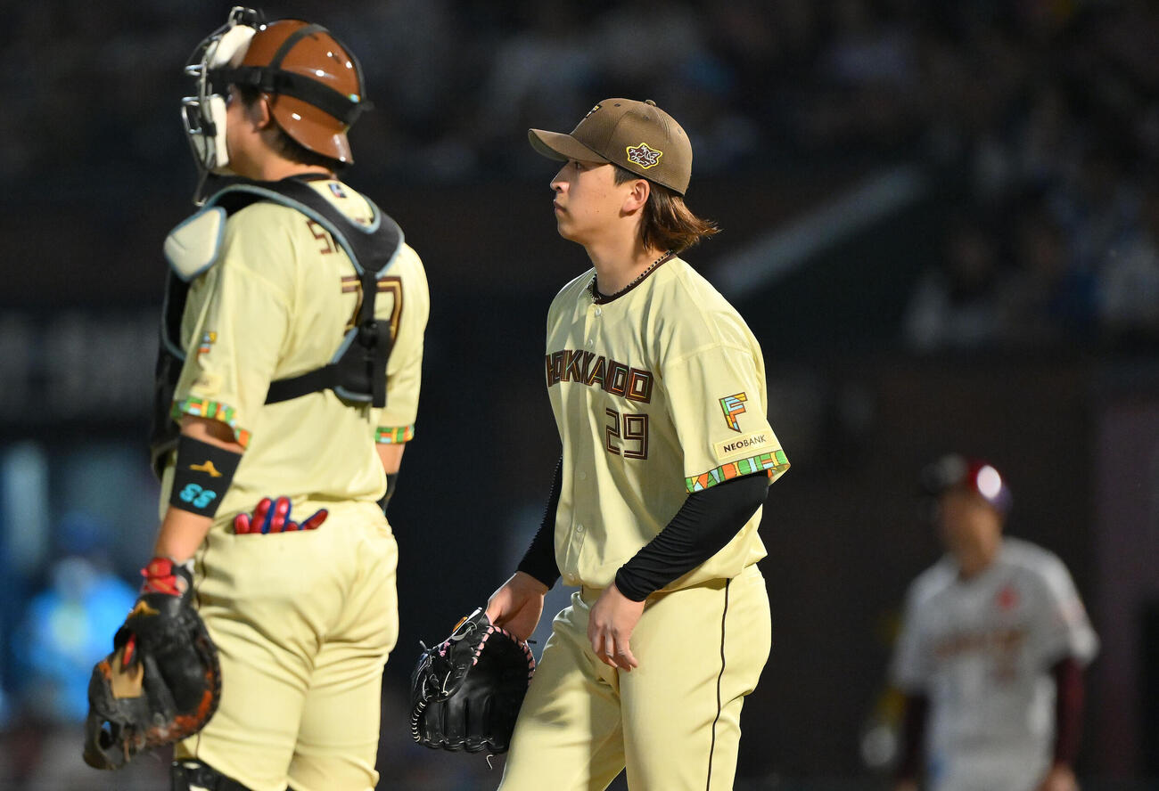 楽天対日本ハム　7回裏、降板する日本ハム先発の細野晴希（右）（撮影・滝沢徹郎）