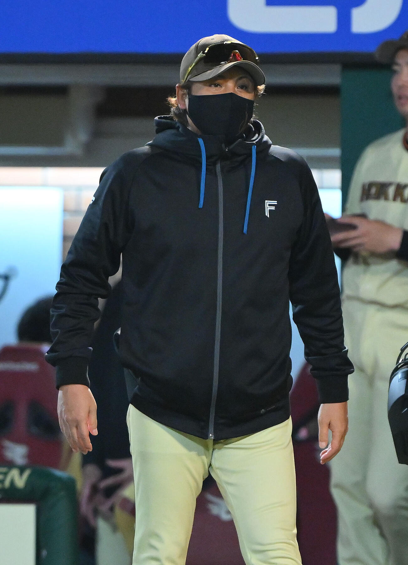 楽天対日本ハム　交代を伝える日本ハム新庄剛志監督（撮影・滝沢徹郎）
