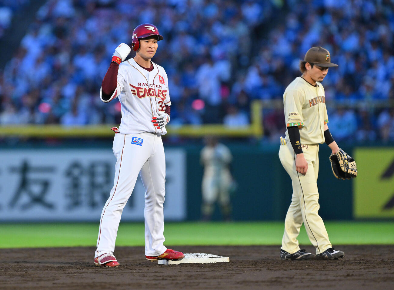 楽天対日本ハム　3回裏楽天無死一、二塁、中島大輔（左）は先制適時二塁打を放つ（撮影・滝沢徹郎）