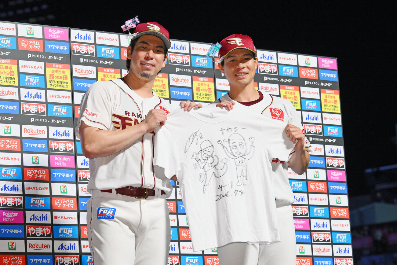 楽天対日本ハム　ヒーローインタビューで前田健太（左）が描いた絵のTシャツを手に記念撮影する中島大輔（撮影・滝沢徹郎）