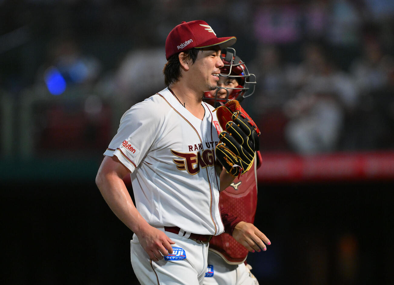 楽天対日本ハム　5回表を投げ終えた楽天先発の前田健太（手前）は太田光と引き揚げる（撮影・滝沢徹郎）