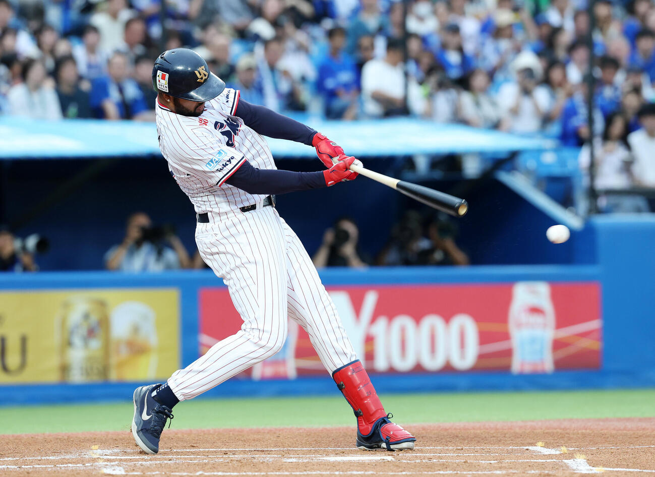 ヤクルト対DeNA 1回裏ヤクルト1死、サンタナは左前打を放つ（撮影・鈴木正人）