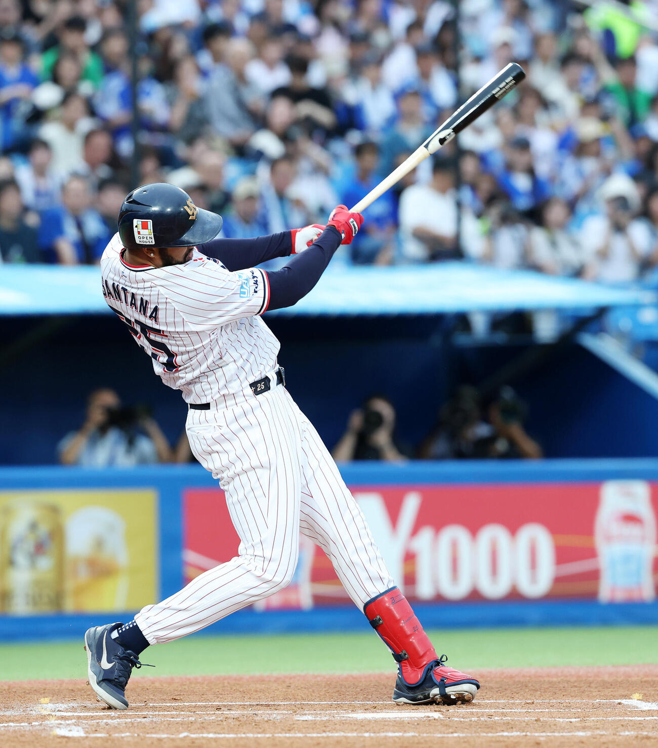 ヤクルト対DeNA 1回裏ヤクルト1死、サンタナは左前打を放つ（撮影・鈴木正人）