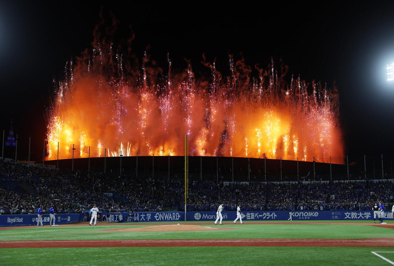 ヤクルト対DeNA　試合中、国立競技場に花火が上がった（撮影・鈴木正人）