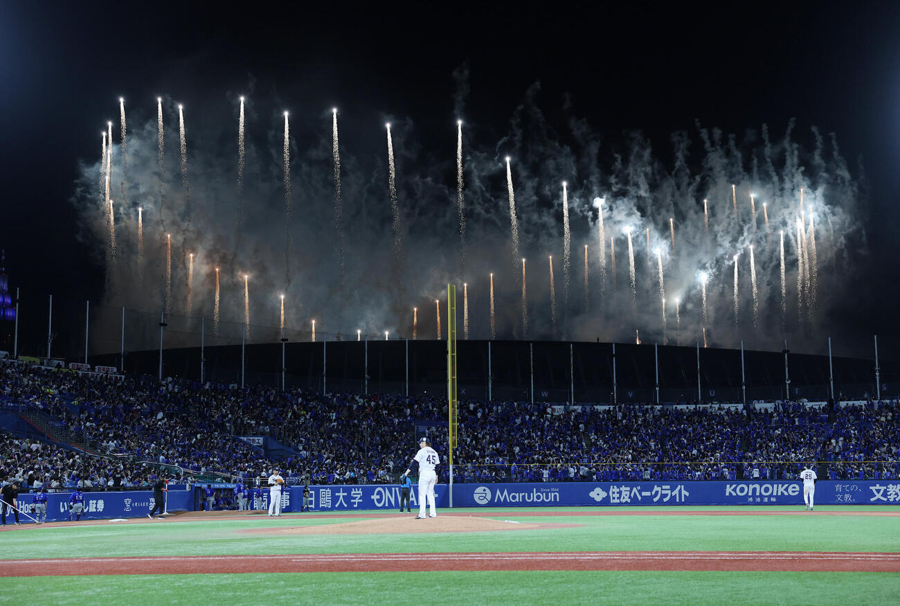 ヤクルト対DeNA　試合中、国立競技場に花火が上がった（撮影・鈴木正人）