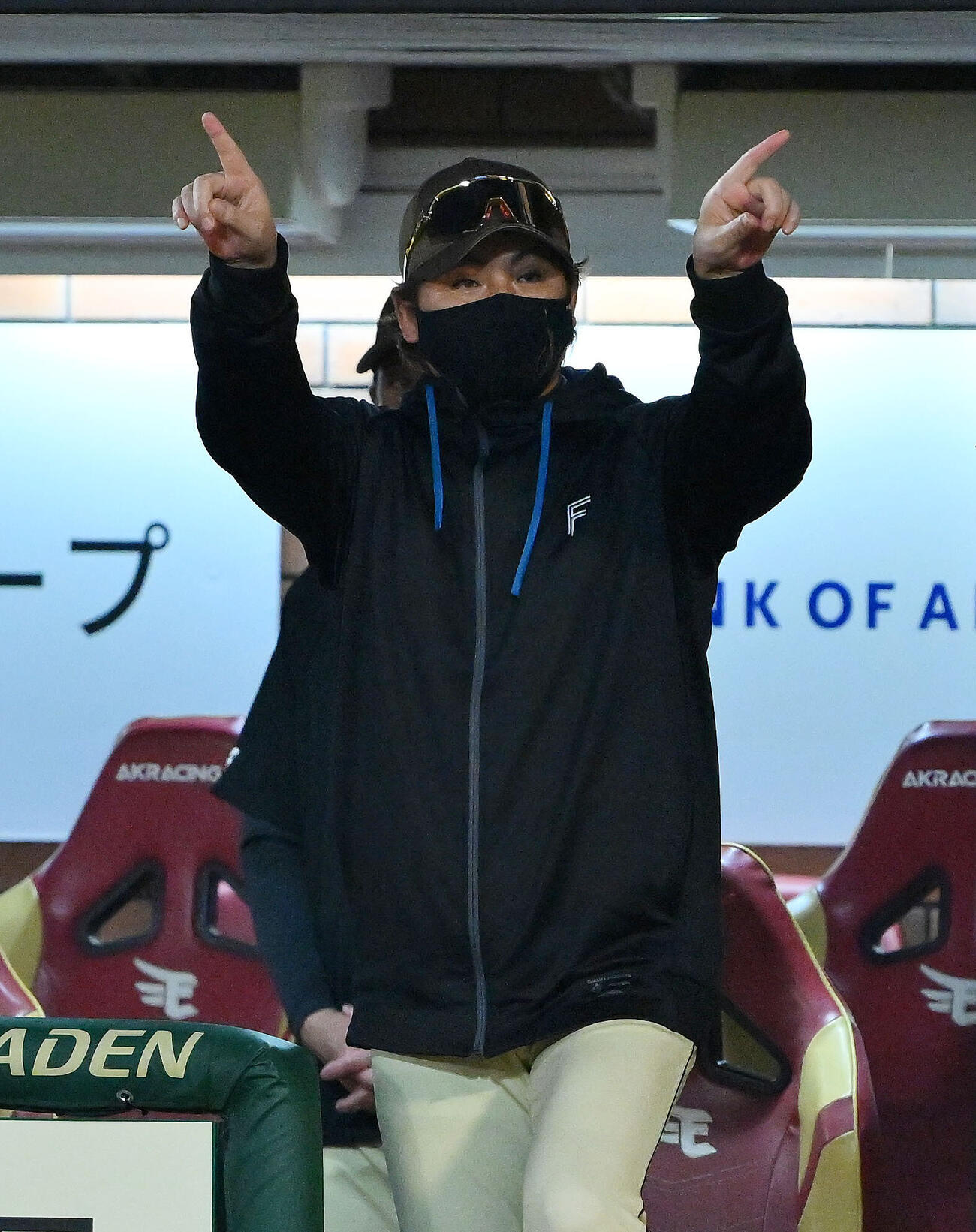 楽天対日本ハム　5回裏楽天2死一塁、中島大輔の二塁セーフの判定にリクエストする新庄剛志監督（撮影・滝沢徹郎）