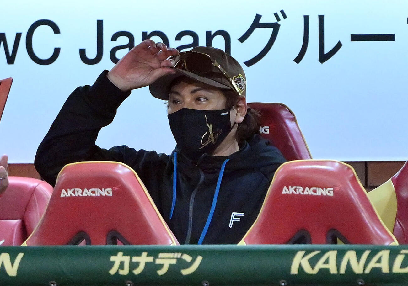 楽天対日本ハム　戦況を見守る日本ハム新庄剛志監督（撮影・滝沢徹郎）