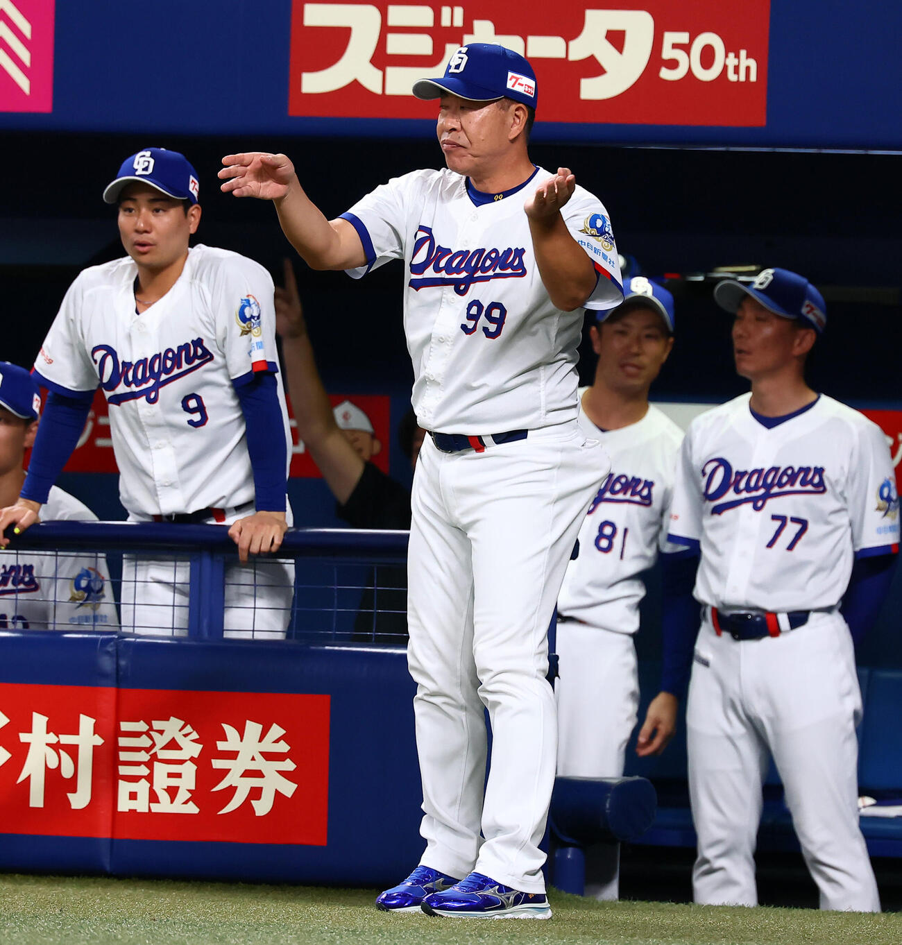 中日対巨人　5回表巨人1死三塁、三走小浜佑斗の判定についてリプレー検証をリクエストする井上一樹監督（撮影・加藤哉）