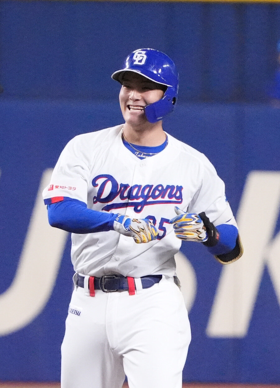 中日対巨人　8回裏中日2死三塁、適時二塁打を放ち塁上で喜ぶ石川昂弥（撮影・森本幸一）