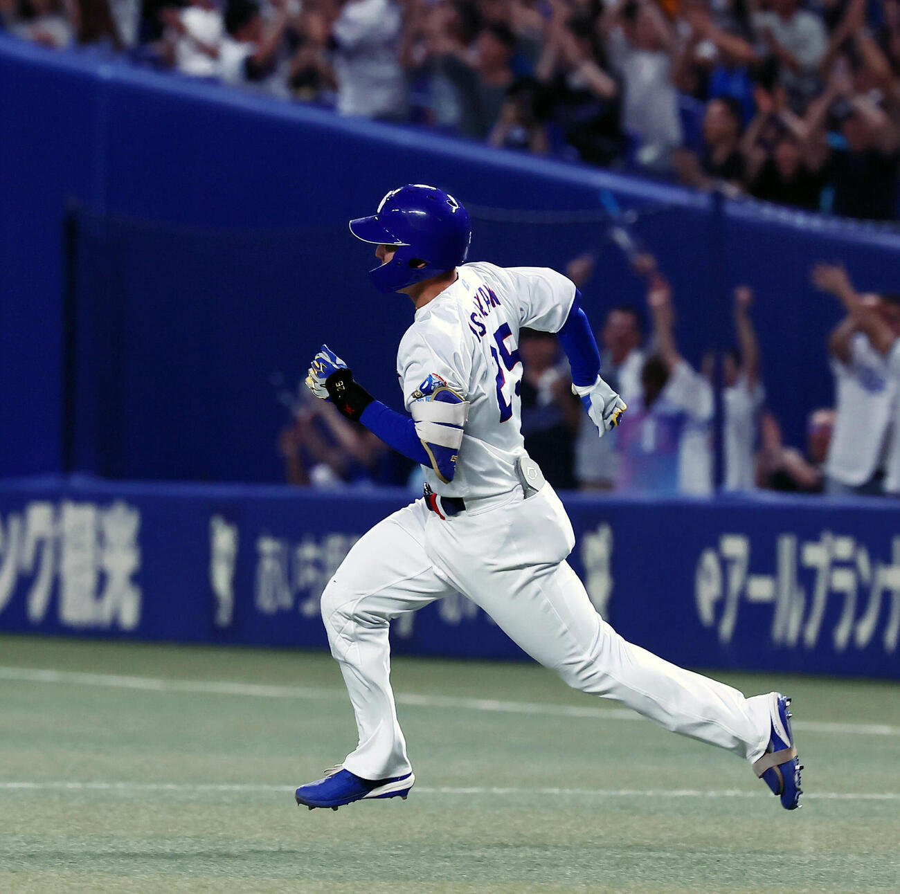 中日対巨人　8回裏中日2死三塁、石川昂弥は中越え適時二塁打を放ち勝ち越しに成功（撮影・加藤哉）
