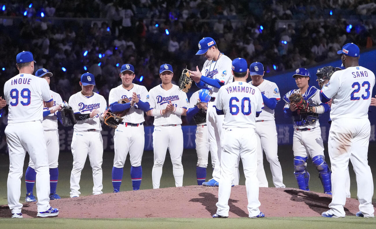 中日対巨人　試合終了、円陣中央でナインに言葉をかける石川昂弥（撮影・森本幸一）