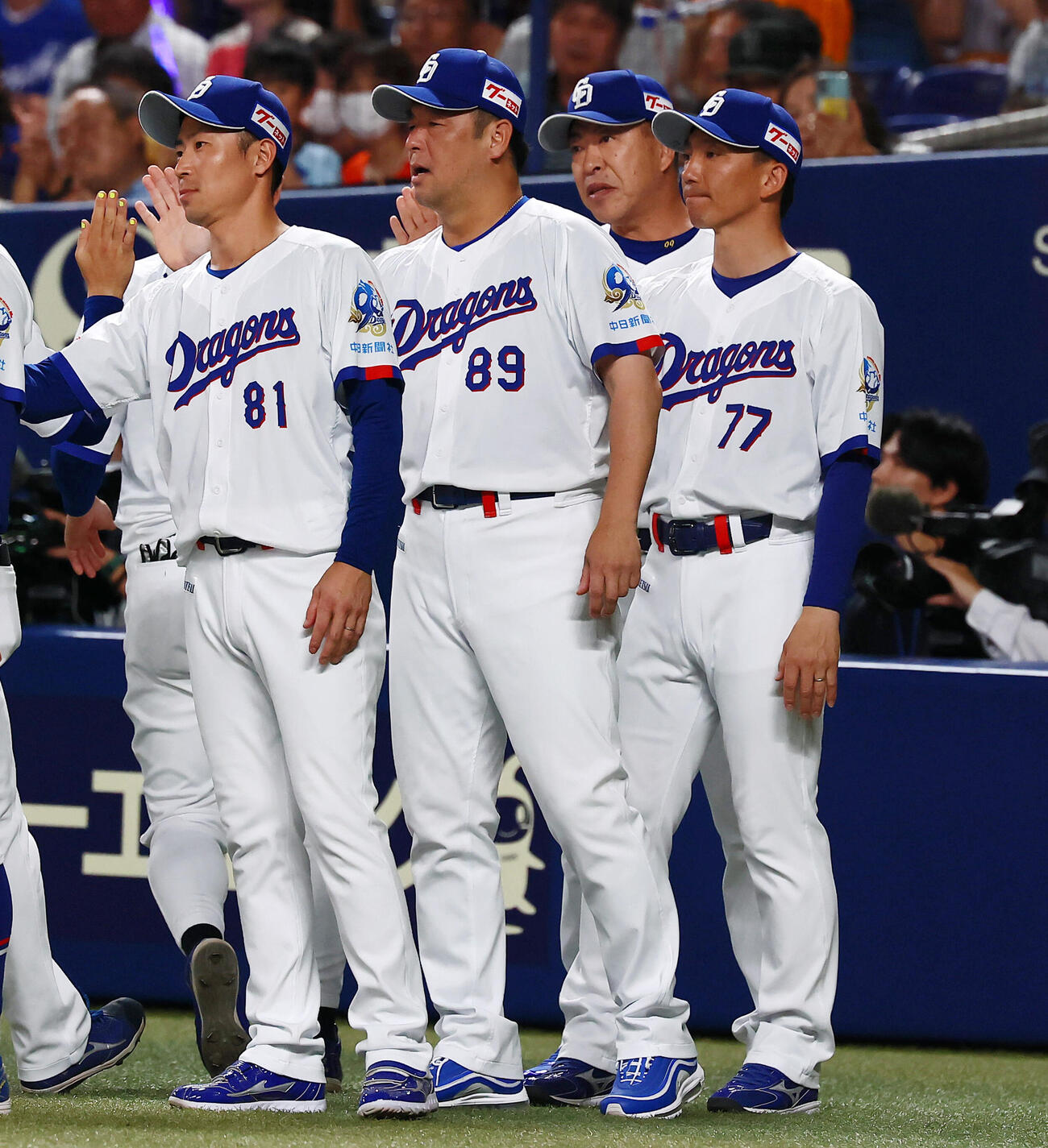 中日対巨人　巨人に勝利しナインを迎える中日井上一樹監督（左から3人目）（撮影・加藤哉）