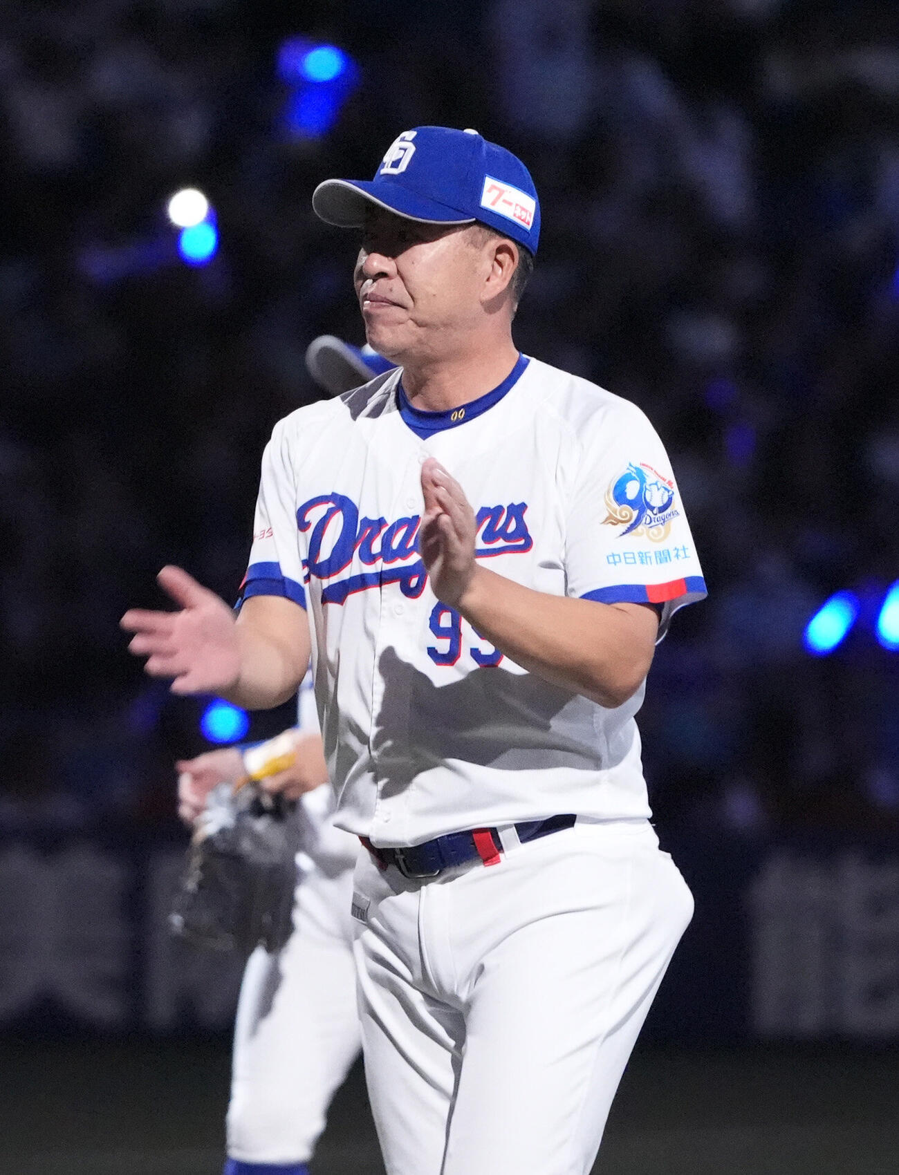 中日対巨人　試合終了、スタンドにあいさつし手をたたきながら引き揚げる井上一樹監督（撮影・森本幸一）