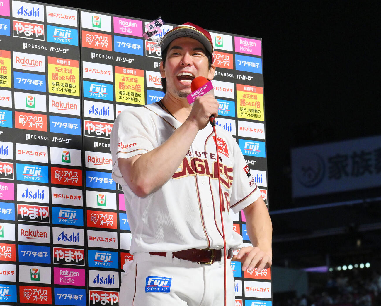 楽天対日本ハム　完封勝利を逃した楽天前田健太は、ヒーローインタビューでちょっぴり悔しげな表情を見せる（撮影・滝沢徹郎）