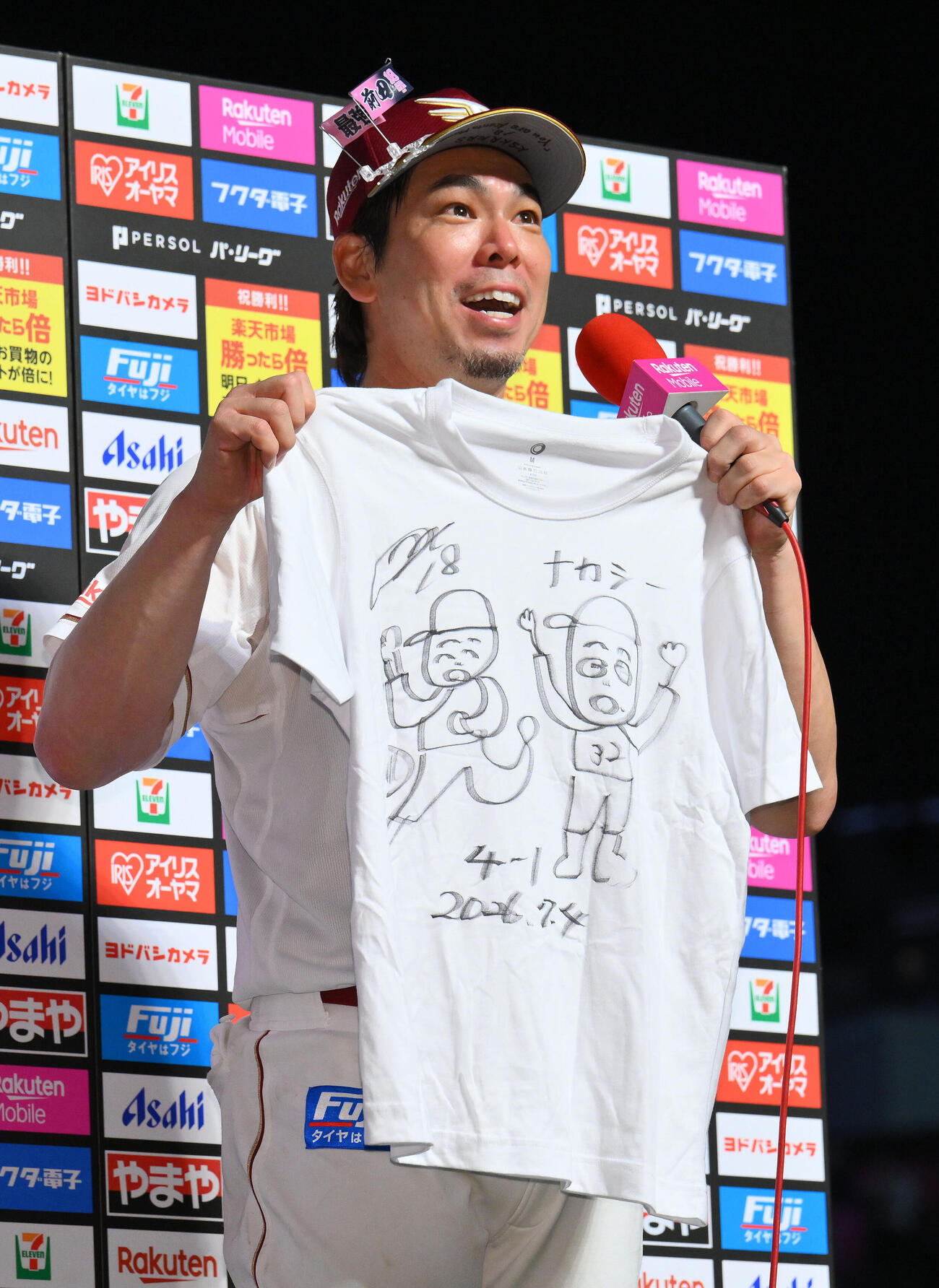 楽天対日本ハム　ヒーローインタビューで自身が描いた絵のTシャツを披露する楽天前田健太（撮影・滝沢徹郎）