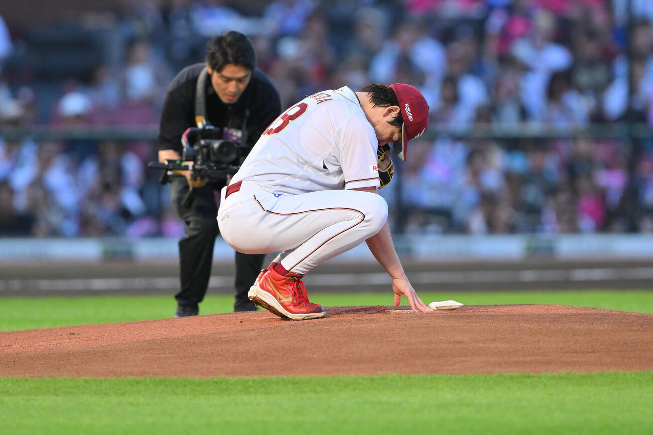 楽天対日本ハム　マウンドプレートに手を付ける楽天先発の前田健太（撮影・滝沢徹郎）