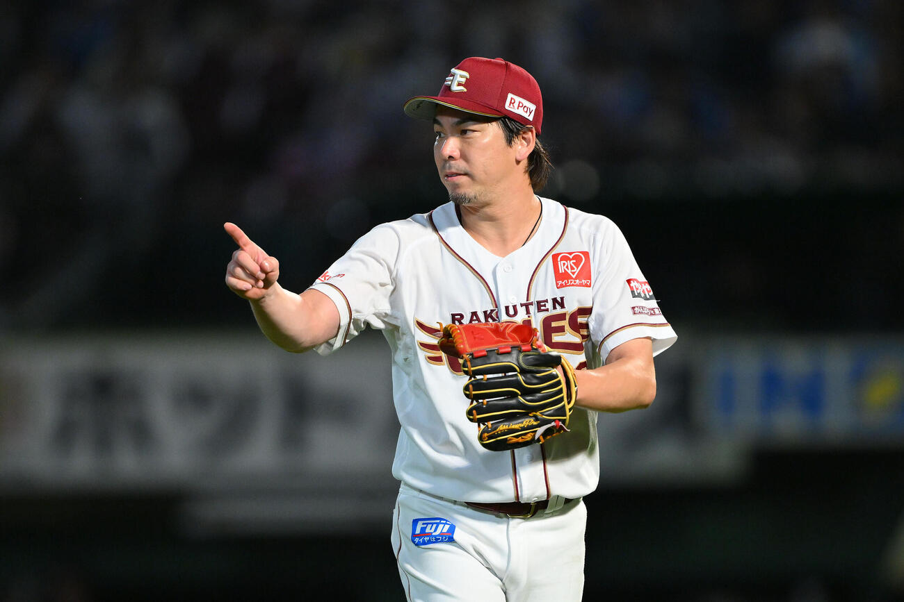 楽天対日本ハム　7回表日本ハム2死、万波中正を遊ゴロに打ち取り野手を指さす前田健太（撮影・滝沢徹郎）