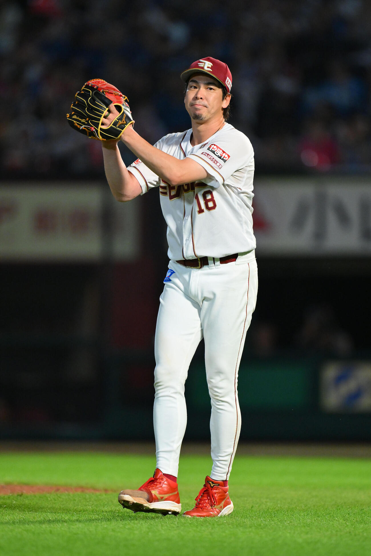 楽天対日本ハム　7回表日本ハム2死、万波中正を遊ゴロに打ち取りグラブをたたく前田健太（撮影・滝沢徹郎）