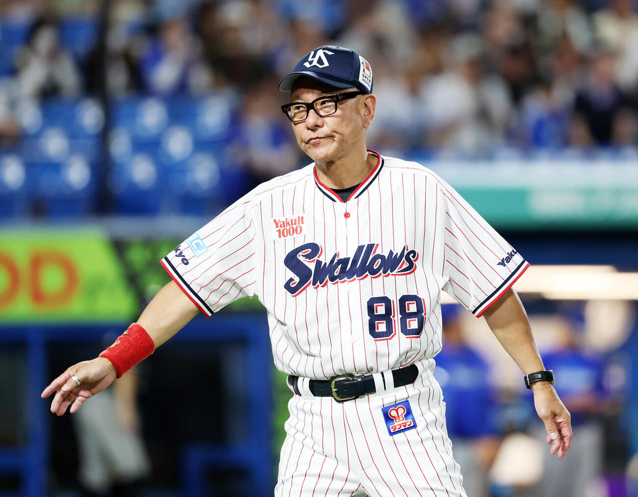 ヤクルト対DeNA 9回表、選手交代を告げるヤクルト池山隆寛監督（撮影・鈴木正人）